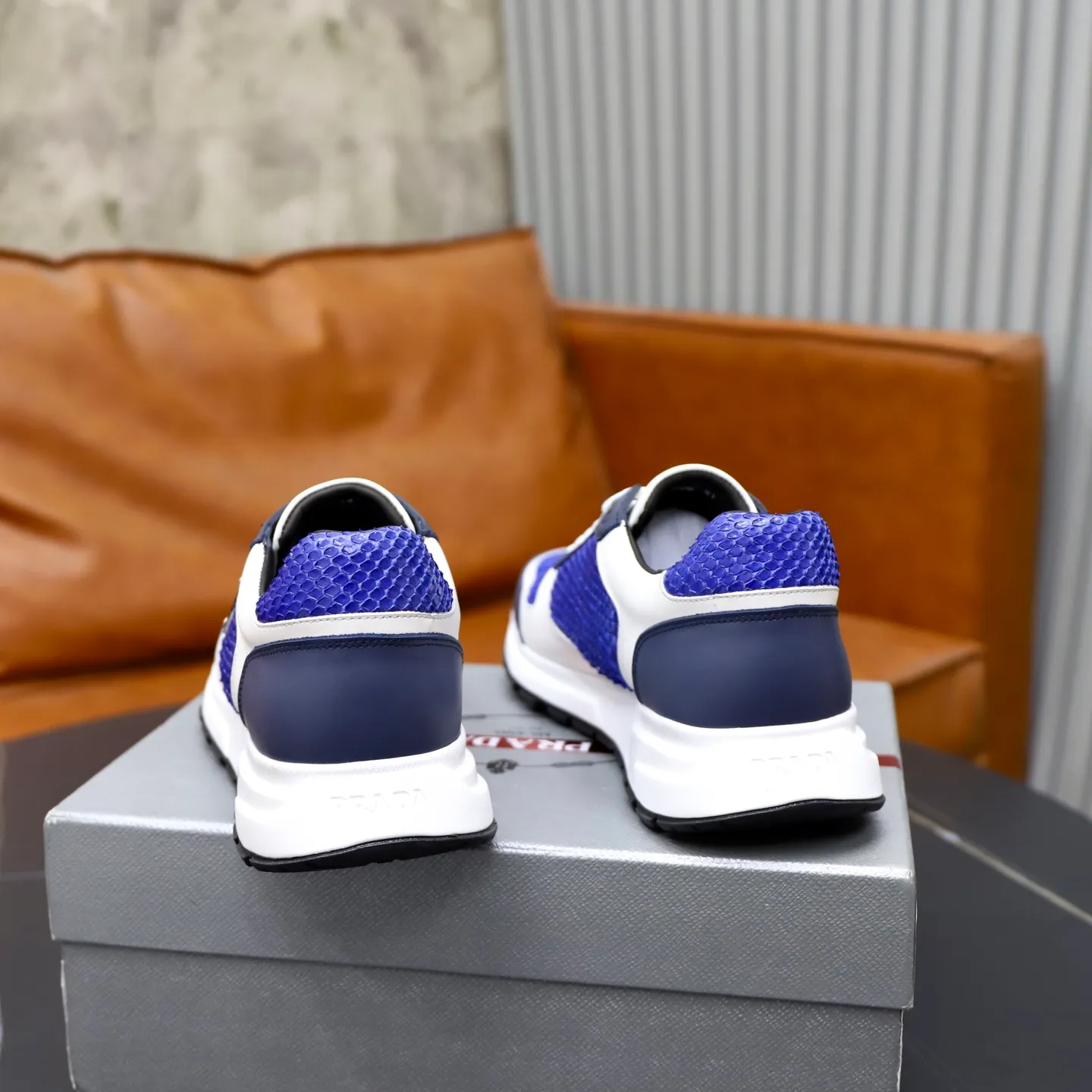 Factory price: 600💰Cow leather lining Brand: PRADA (Prada) Standard code: Men's size 38/44 (45 can be customized) Grade: Same as the official website Material: Original cowhide splicing imported cowhide lining Original combination two-color wear-resistant soft outsole Style category: Leisure and sports version Young fashion European and American trend British style Color: Real picture color